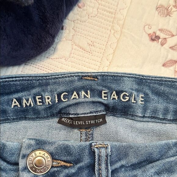 Women’s American Eagle size 6 Short Distressed Blue Women's Jeans - Picture 6 of 7